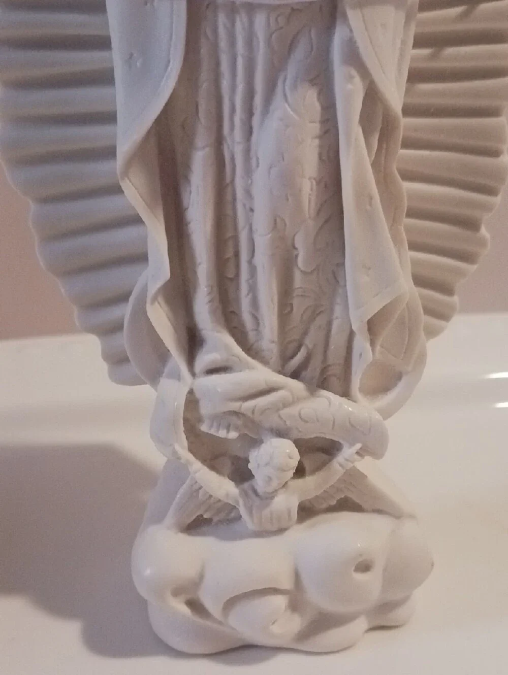 Beautiful White Virgin Mary Home Art Statue - Decorative Religious Figurine - Picture 6 of 12